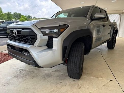 Used 2024 Toyota Tacoma TRD Off-Road AWD/4WD image 10