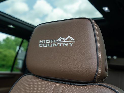 Used 2026 Chevrolet Suburban High Country AWD/4WD image 21