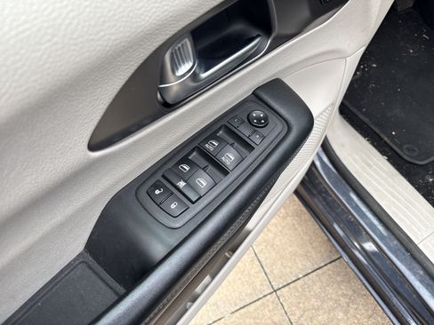 Used 2021 Chrysler Pacifica Touring-L FWD image 15