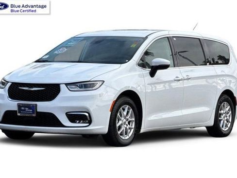 Used 2023 Chrysler Pacifica Touring-L image 1