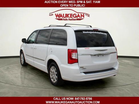 Used 2014 Chrysler Town & Country Touring FWD image 4