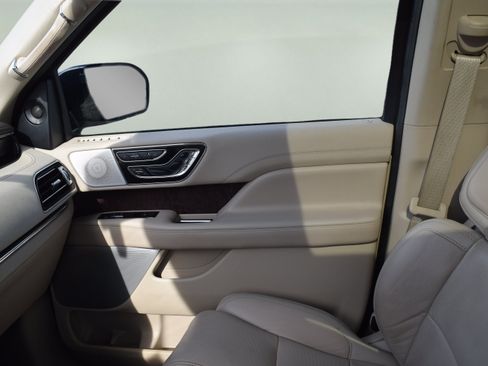 Used 2020 Lincoln Navigator Reserve w/ Luxury Package AWD/4WD image 19