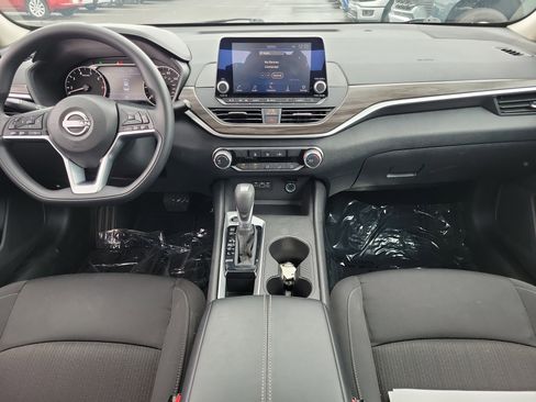 Used 2025 Nissan Altima 2.5 SV FWD image 9