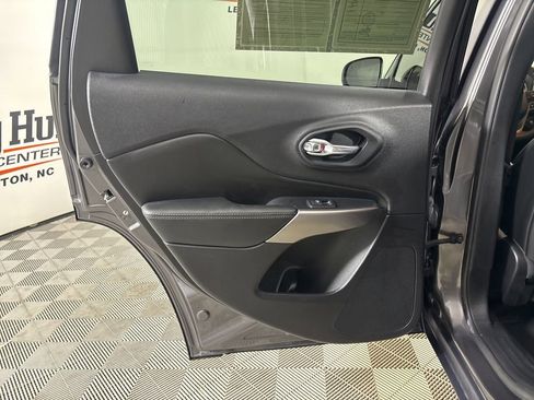 Used 2022 Jeep Cherokee Limited w/ Mopar Interior Package AWD/4WD image 20