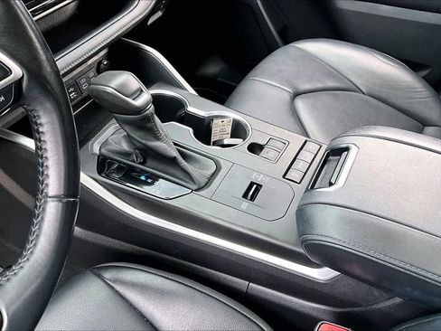 Used 2022 Toyota Highlander XLE image 16