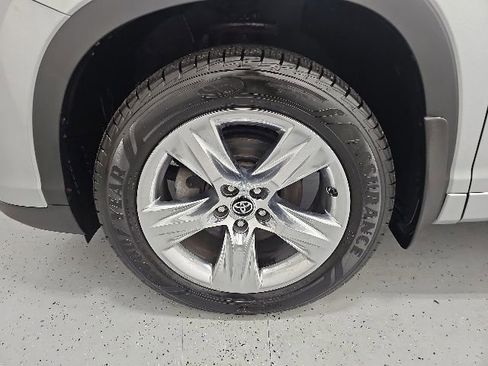 Used 2019 Toyota Highlander Limited AWD/4WD image 9
