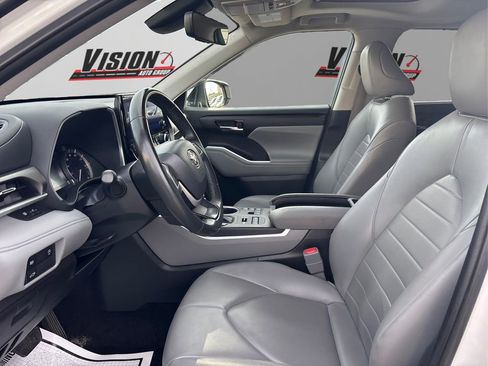 Used 2023 Toyota Highlander XLE image 9