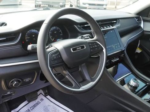 Used 2023 Jeep Grand Cherokee L Laredo image 18