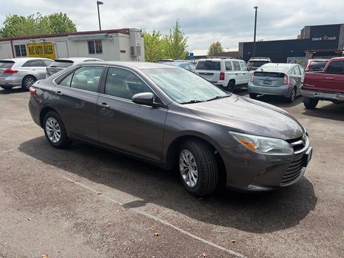 Used 2017 Toyota Camry LE FWD image 3