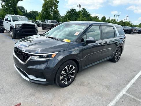 Used 2023 Kia Carnival EX FWD image 2