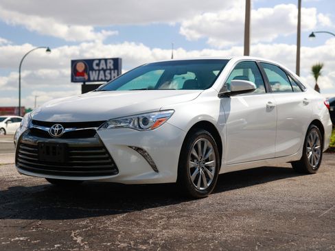 Used 2017 Toyota Camry XLE w/ Moonroof Package image 4
