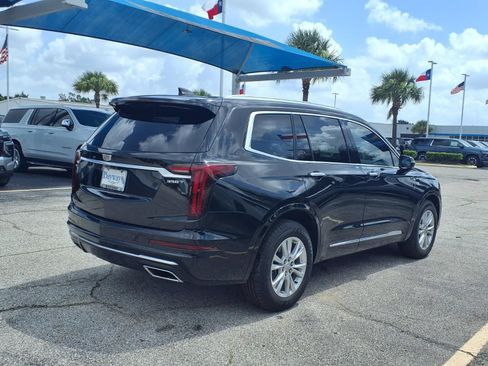 Used 2024 Cadillac XT6 Luxury FWD image 2