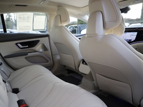 Used 2022 Mercedes-Benz EQS 580 4MATIC Sedan image 11