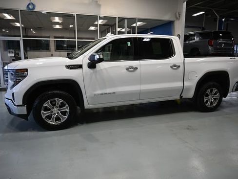 Used 2022 GMC Sierra 1500 SLT w/ SLT Convenience Package AWD/4WD image 9