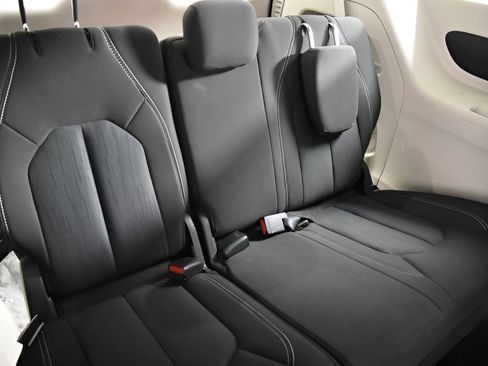 Used 2023 Chrysler Voyager LX image 35