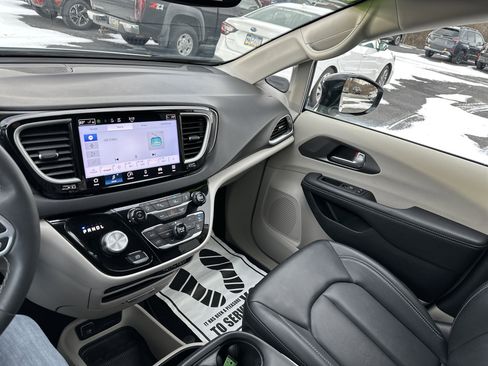 Used 2024 Chrysler Pacifica Touring-L image 23