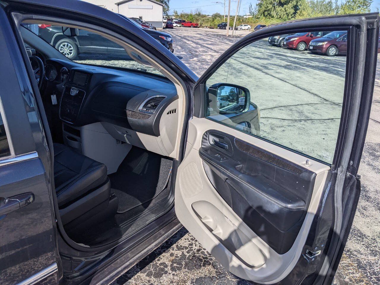 Used 2014 Chrysler Town & Country Touring FWD image 12