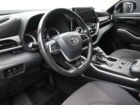 Used 2024 Toyota Highlander LE FWD image 17