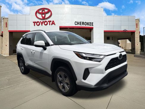 Used 2025 Toyota RAV4 XLE AWD/4WD image 3