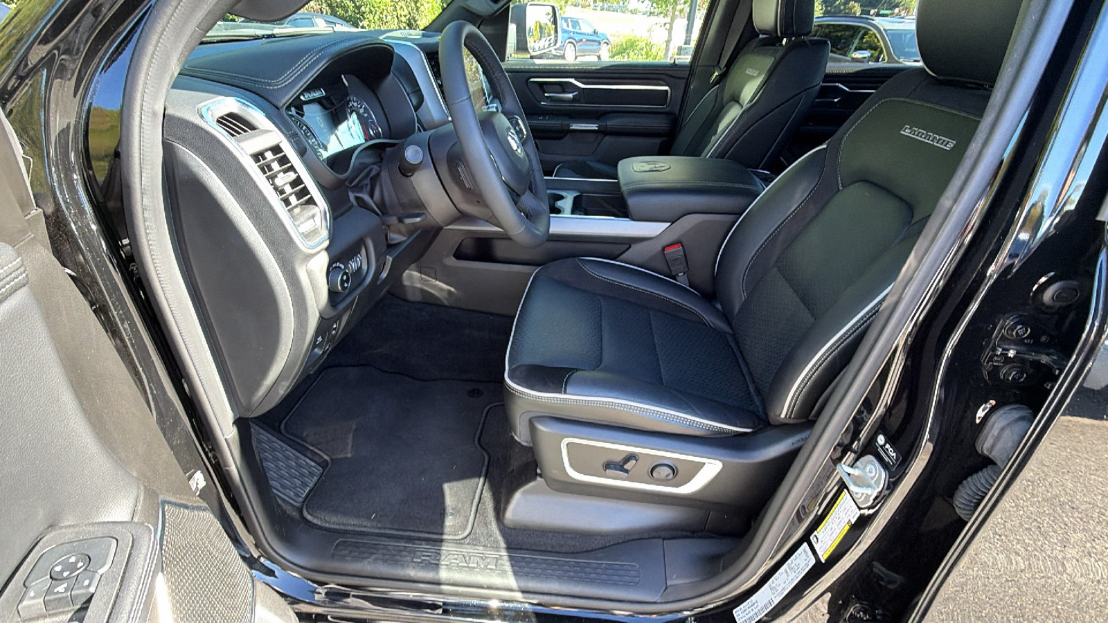 Used 2025 RAM 1500 Laramie w/ Sport Appearance Package AWD/4WD image 18
