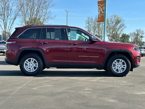 Used 2023 Jeep Grand Cherokee Laredo AWD/4WD image 2