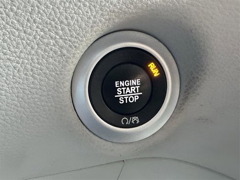 Used 2023 Chrysler Pacifica Touring-L image 18