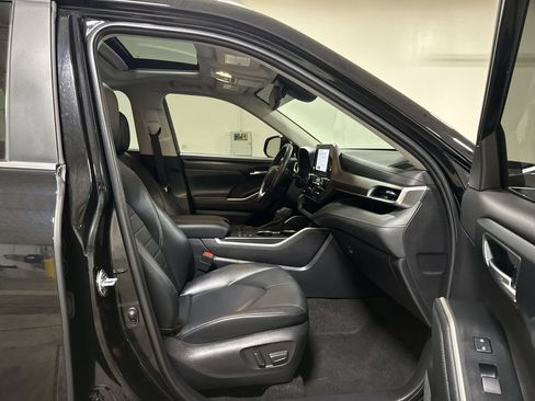 Used 2023 Toyota Highlander XLE AWD/4WD image 22