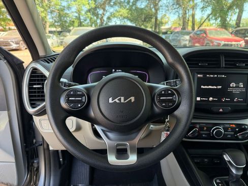Used 2025 Kia Soul LX w/ LX Technology Package FWD image 24