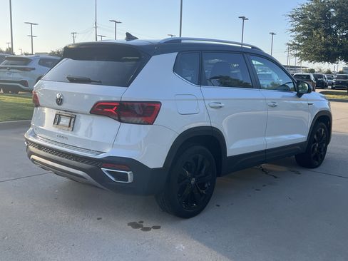 Used 2023 Volkswagen Taos SE w/ Panoramic Sunroof Package FWD image 9