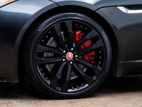 Used 2015 Jaguar F-TYPE R RWD image 4