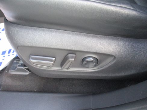 Used 2022 Toyota Highlander XLE AWD/4WD image 17