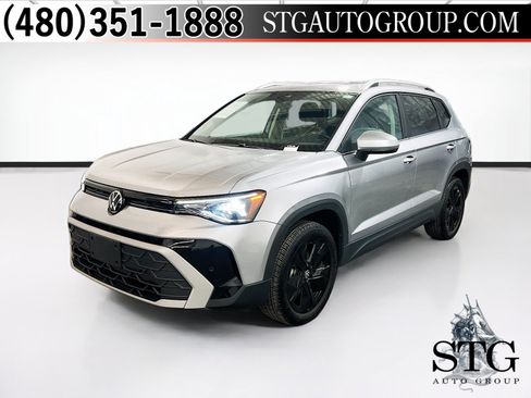 Used 2025 Volkswagen Taos SE w/ Panoramic Sunroof Package FWD image 1
