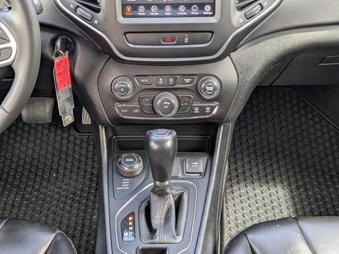 Used 2022 Jeep Cherokee Latitude AWD/4WD image 19