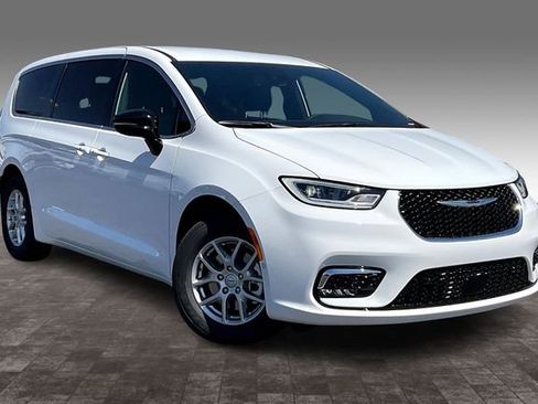 New 2026 Chrysler Pacifica Select image 2