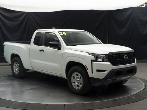 Used 2019 Nissan Frontier SV image 2