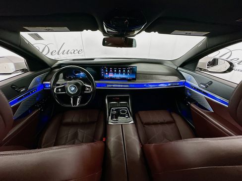 Used 2023 BMW i7 xDrive60 w/ Executive Package 2 AWD/4WD image 18