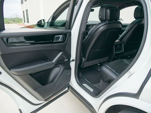 Used 2020 Porsche Cayenne image 38