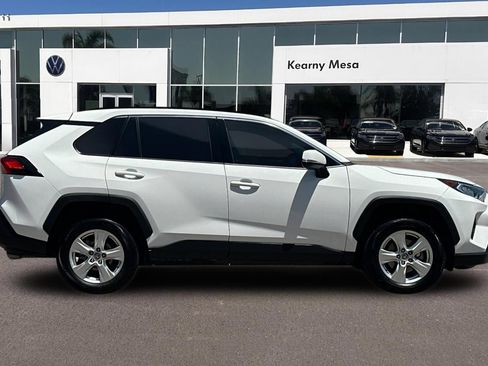 Used 2021 Toyota RAV4 XLE w/ Convenience Package FWD image 3