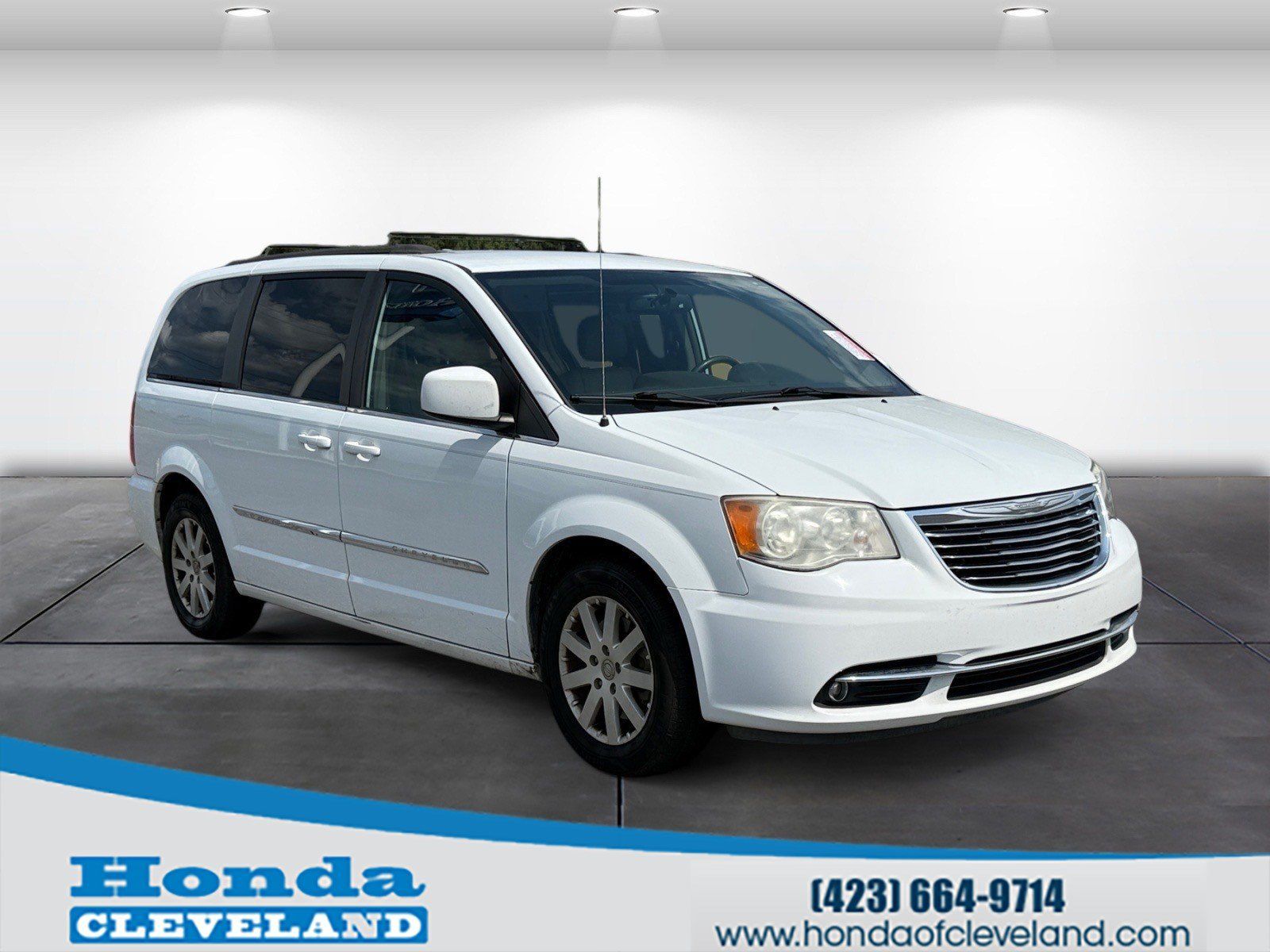 Used 2016 Chrysler Town & Country Touring FWD image 1