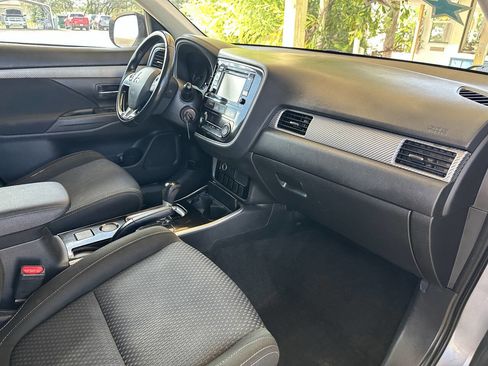 Used 2017 Mitsubishi Outlander ES image 17
