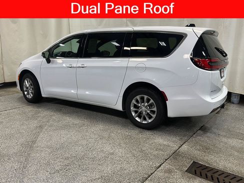 Used 2026 Chrysler Pacifica Select AWD/4WD image 3