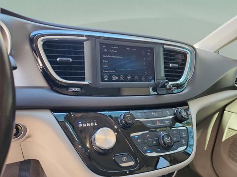 Used 2019 Chrysler Pacifica Touring-L image 12