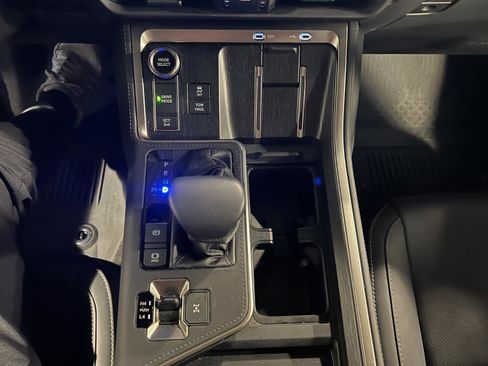 Used 2024 Lexus GX 550 w/ Accessory Package (31) image 19