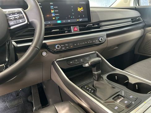 Used 2025 Kia Carnival FWD image 20