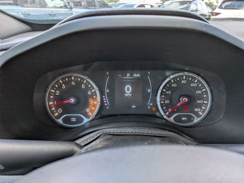 Used 2018 Jeep Renegade Latitude FWD image 24