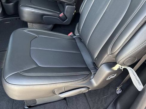 New 2027 Chrysler Pacifica Select FWD image 10