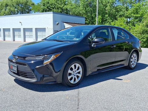 Used 2025 Toyota Corolla LE FWD image 3