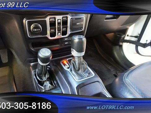 Used 2018 Jeep Wrangler Unlimited Sahara AWD/4WD image 22
