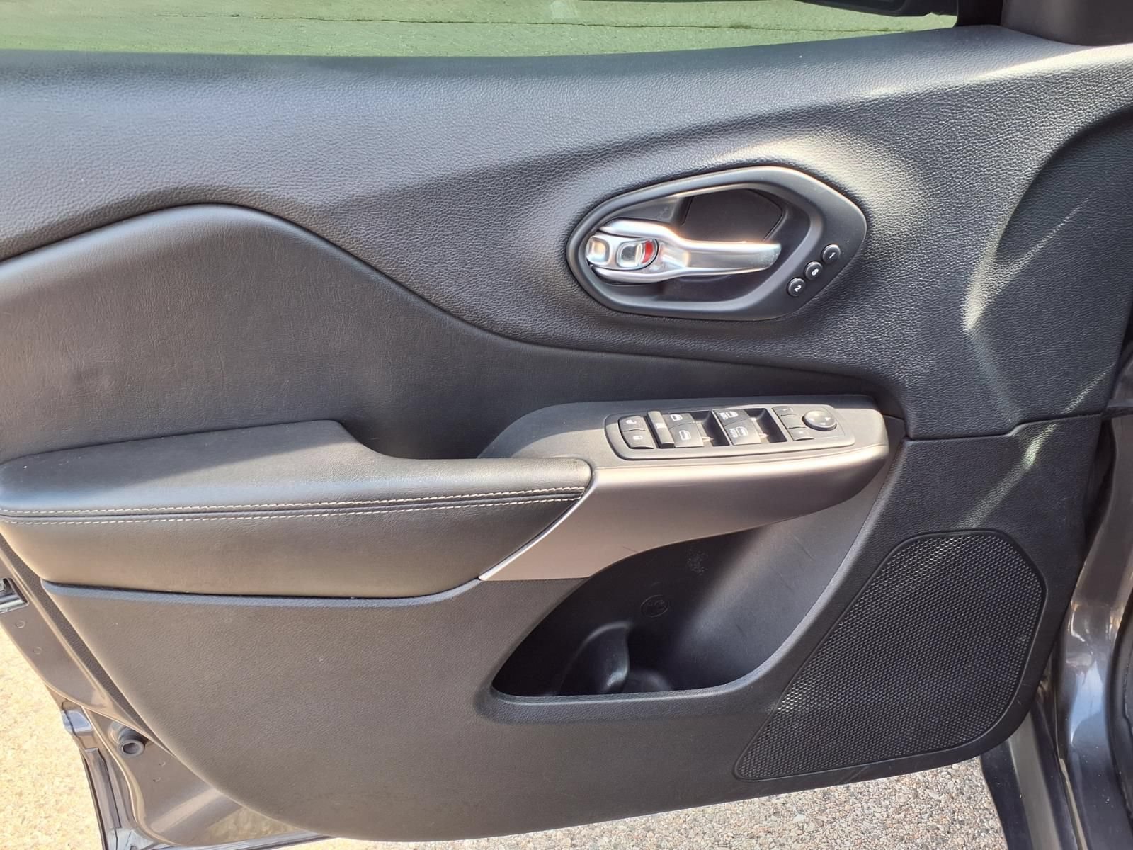 Used 2019 Jeep Cherokee Limited AWD/4WD image 15