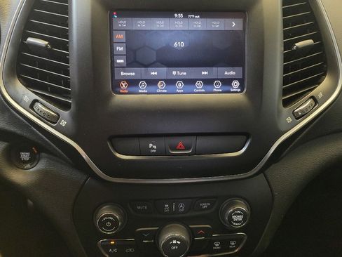 Used 2019 Jeep Cherokee Latitude Plus w/ Cold Weather Group AWD/4WD image 25
